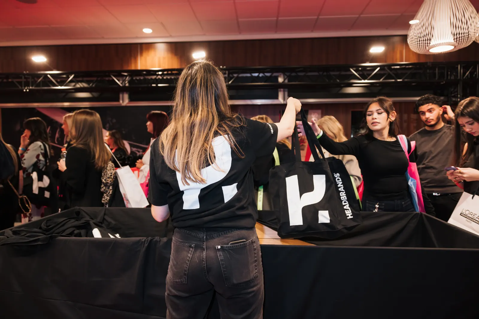 Besökare tar emot HeadBrands goodiebag under eventet 2025